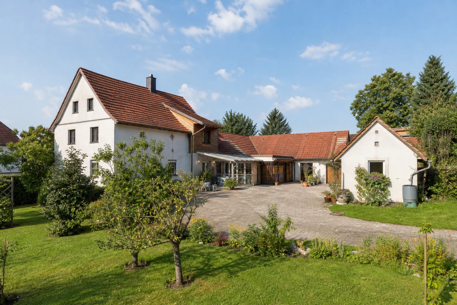 Modernisiertes Landhaus mit Anbau, Hof, Garten und Nebengebäude